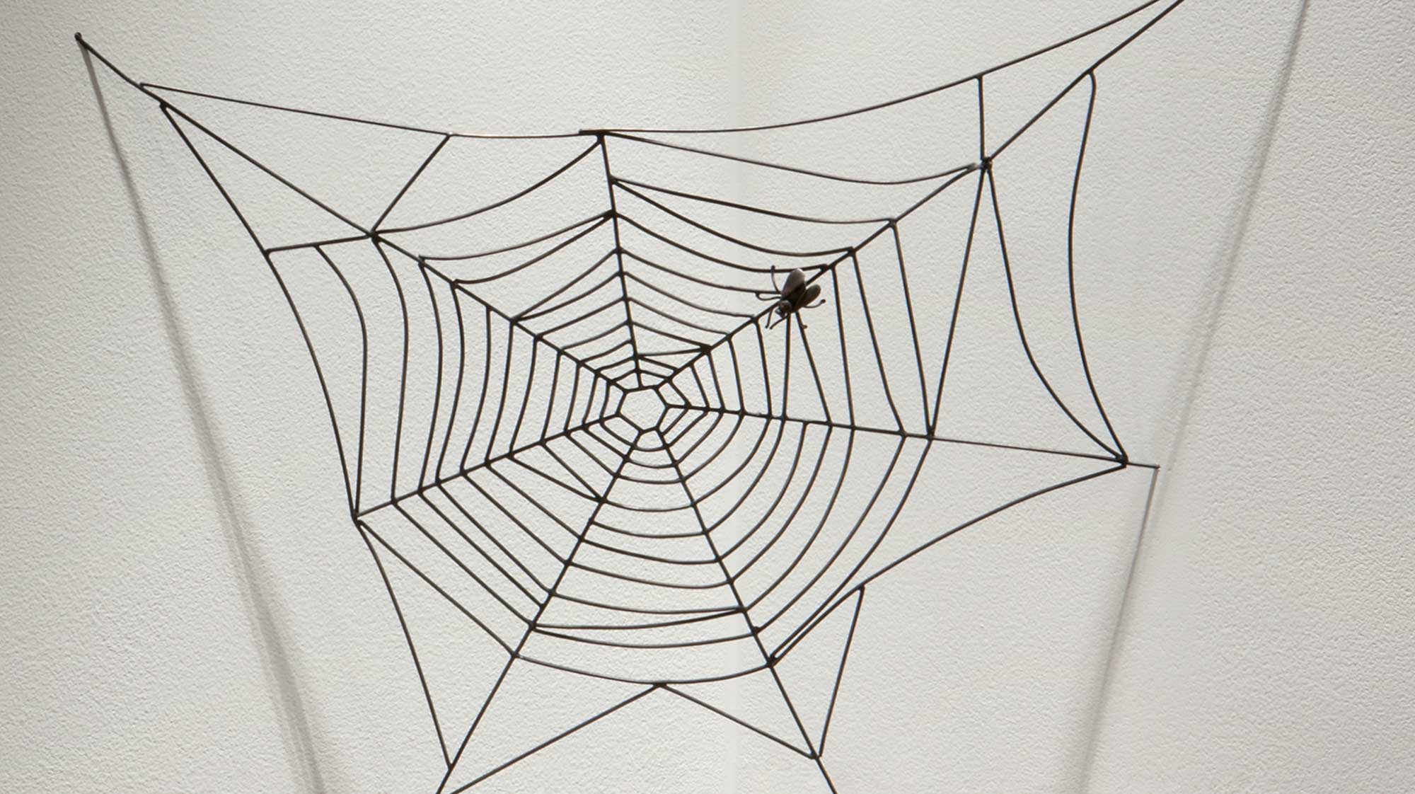 D.I.Y. wire sculptures inspired by Louise Bourgeois's “Spider 